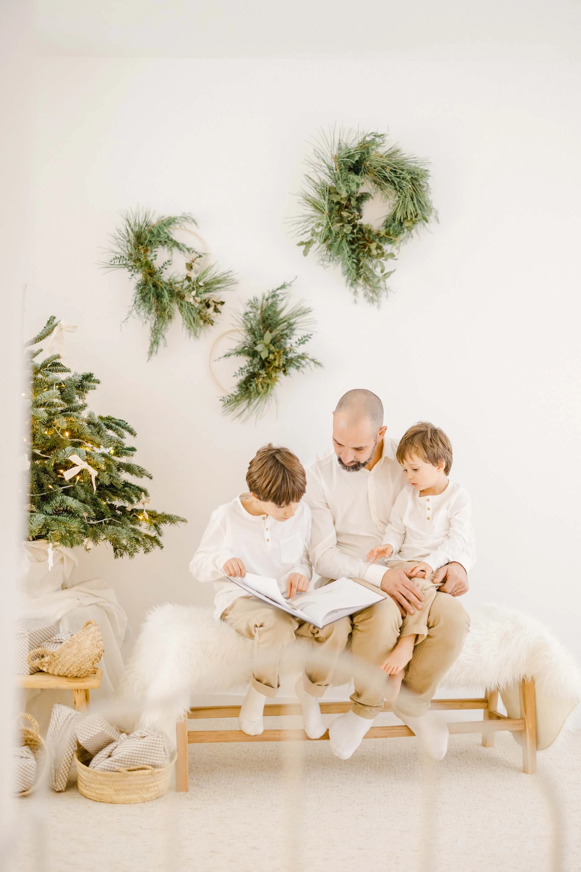 enfant bonheur conifères gris marron